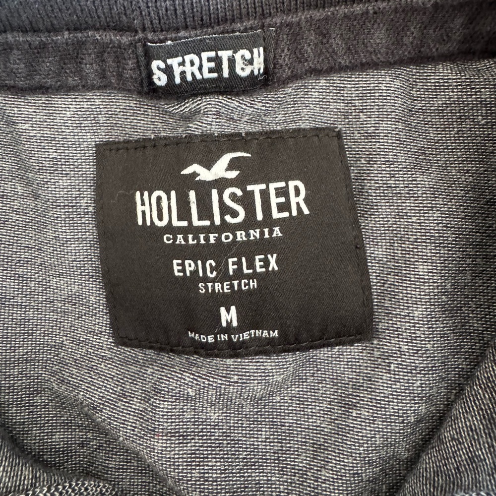 Hollister Men's V-Neck Sweater in Charcoal